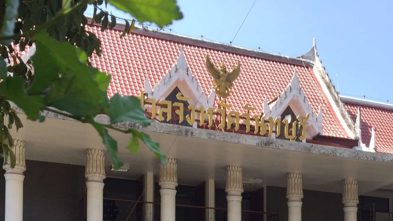 วงจรปิดเผย พล.ต.ต.แอบเอาปืนเข้าศาลตอน 8 โมง รปภ.จุดตรวจอาวุธไปเคารพธงชาติ