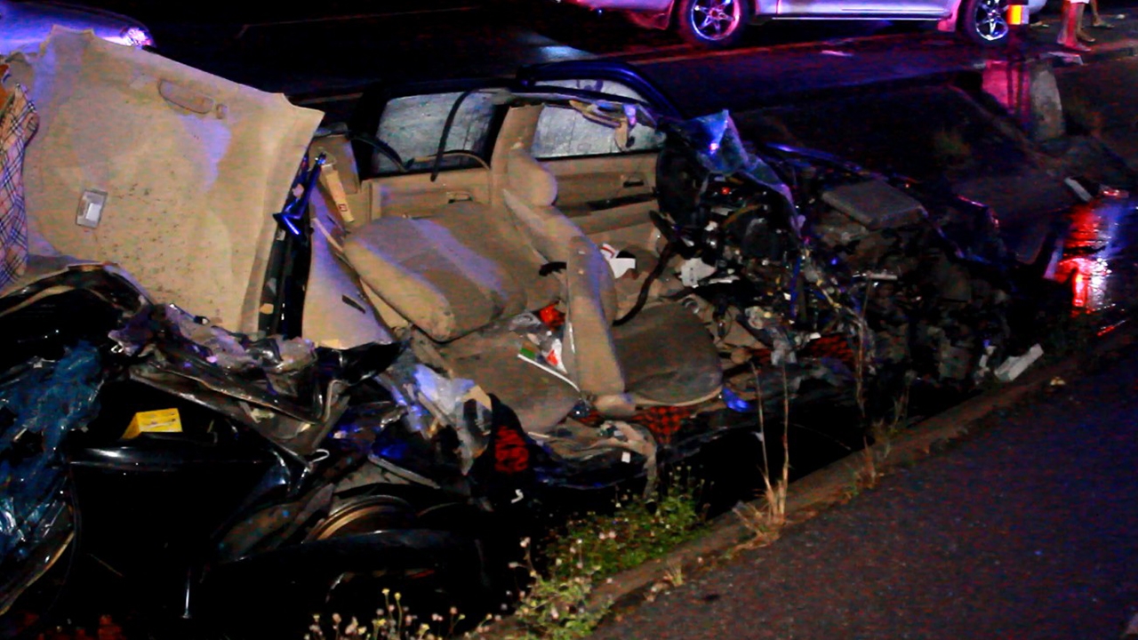 3 หนุ่มสาวซิ่งสยอง ชนเสาไฟส่องถนนตกร่องน้ำ ดับทันที 3 ศพ
