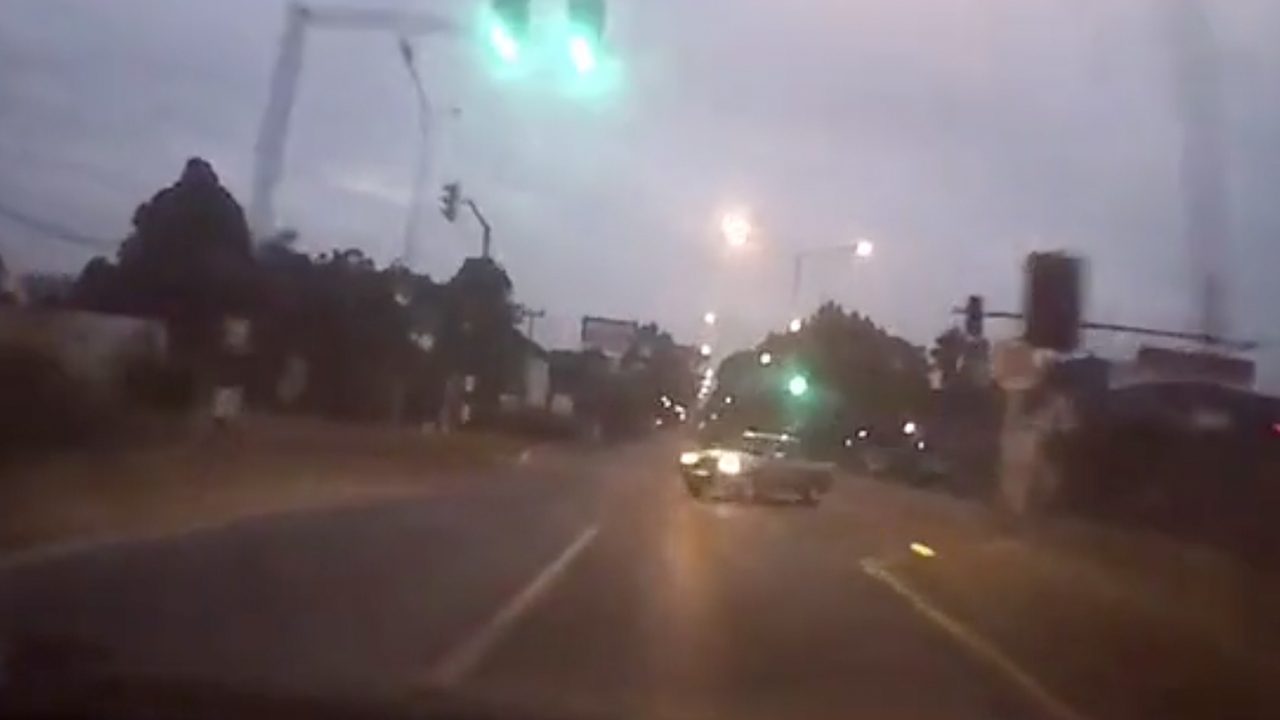 เสี้ยววิก็ตายได้ เตือนใจคนขับไร้มารยาท "ฝ่าไฟแดง" ทำคนอื่นเดือดร้อน (คลิป)