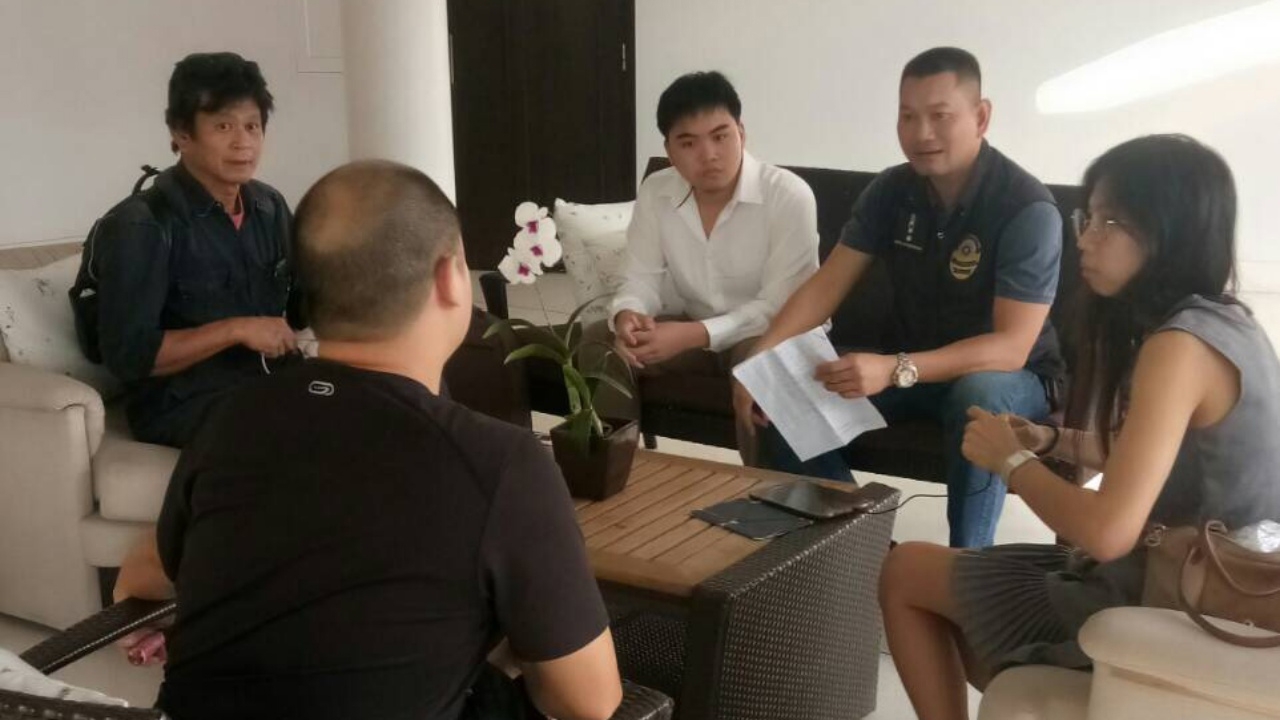 ตร.นำหมายจับ คุมหนุ่มเอาปืนตำรวจยิง พล.ต.ต.คลั่งยิงในศาล ข้อหาฆ่าคนตาย