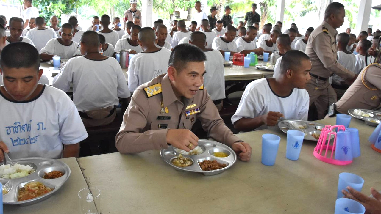 "บิ๊กลือ" ร่วมกินข้าวกับพลทหาร ผลัดที่ 3 พร้อมสั่งดูแลเหมือนครอบครัว