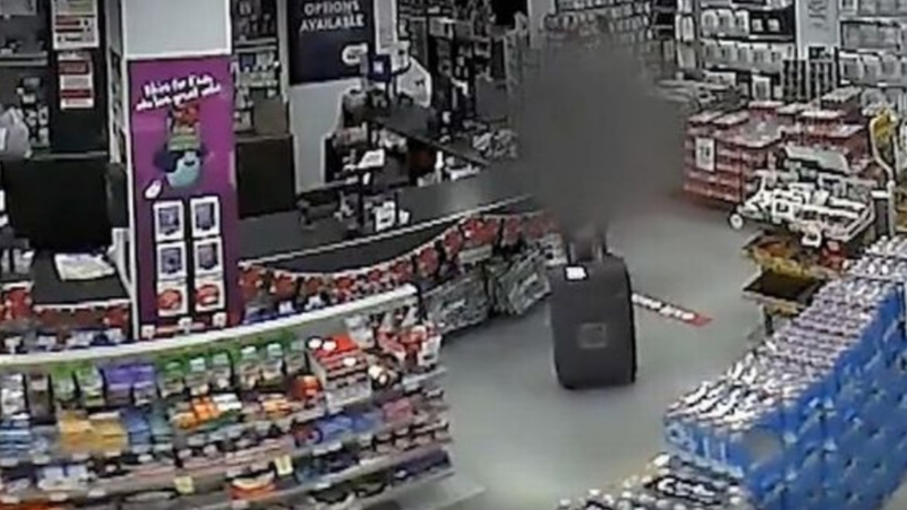 ช็อก CCTV เผยผู้ต้องหาฆ่าสาวอังกฤษ ซื้อกระเป๋าเดินทางใส่ศพ ขนไปฝังในป่า (คลิป)