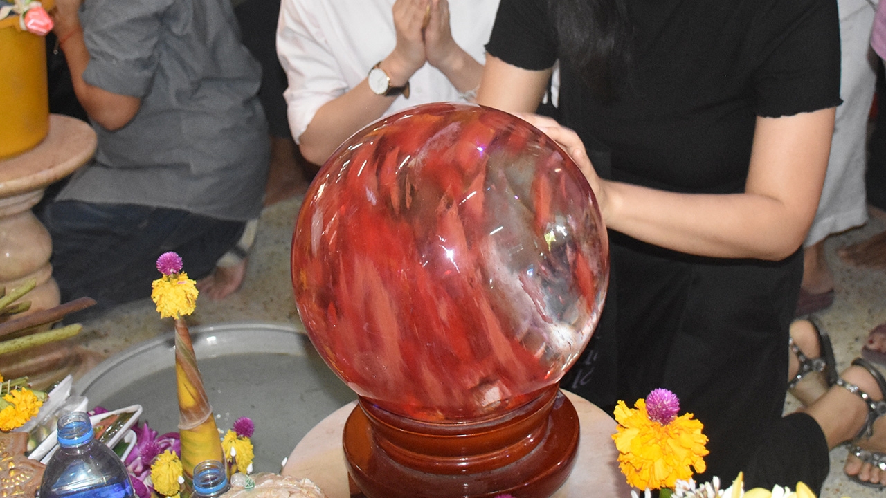 สาวเมืองนนท์ ต่อคิวลูบคลำ "ลูกแก้วสารพัดนึก" เชื่อเลขเด็ด 3 ตัวให้โชค