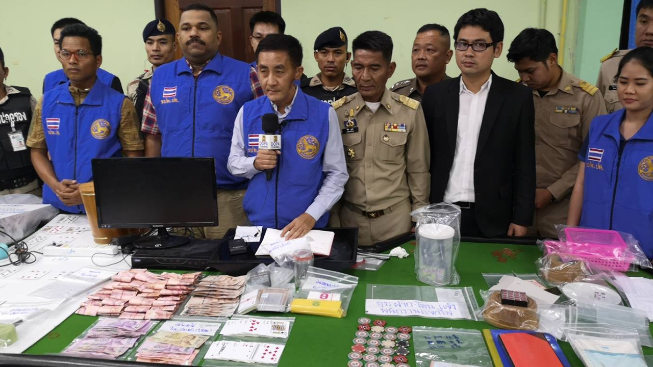 'กรมปกครอง'บุกทลายบ่อนเจ๊รุ้งบ้านนา เปิดเย้ยก.ม. รวบ 57 ผีพนัน