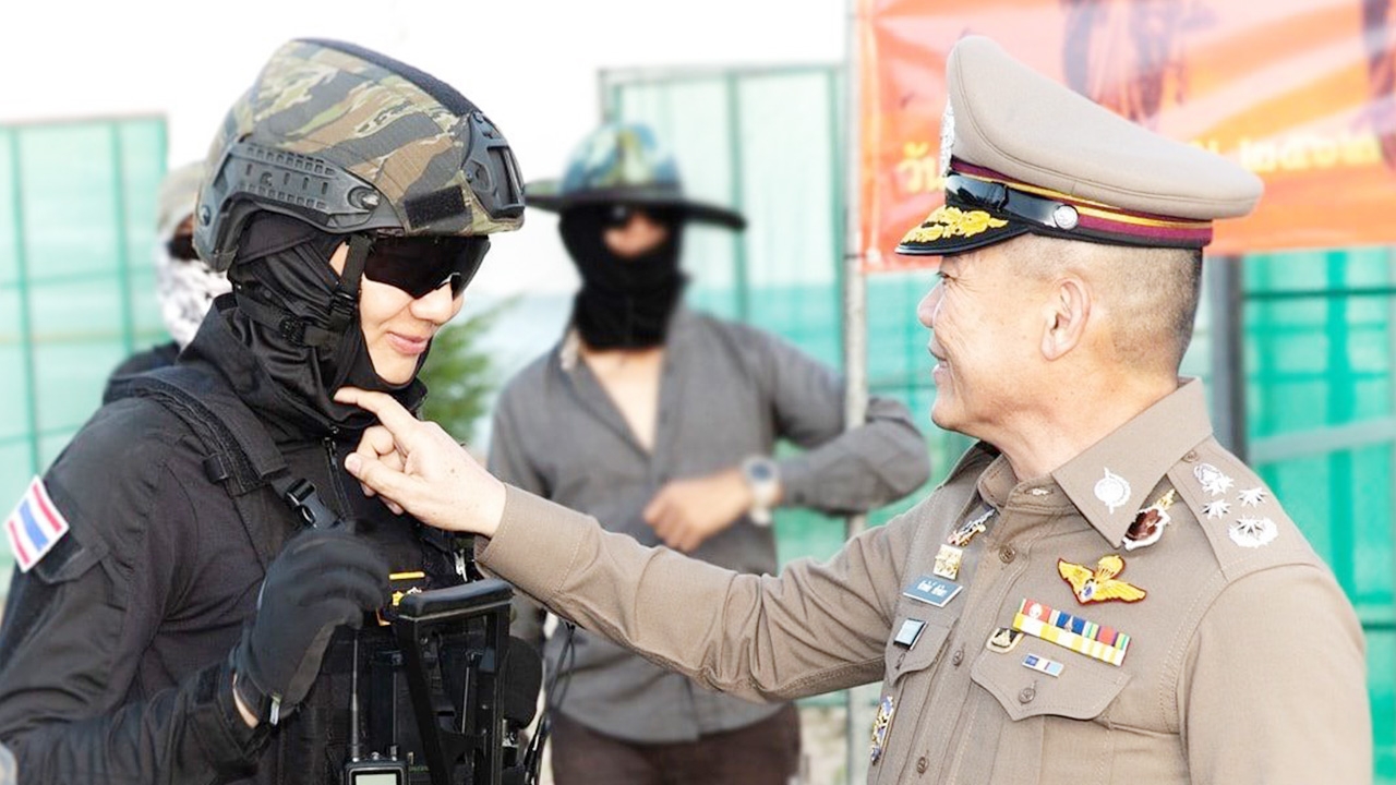 ภาพหาดูยาก พ่อลูกเลือดตำรวจนักรบ “พิทักษ์ 1” กับ “ผู้กองฮัท”