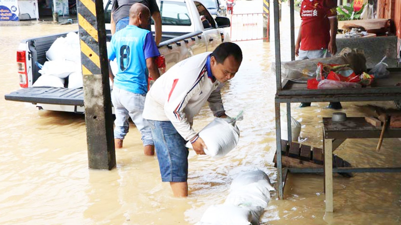 พัทลุงก็หนัก น้ำทะลักท่วมตลาดควนขนุน ชาวบ้านเร่งทำแนวกั้นน้ำ