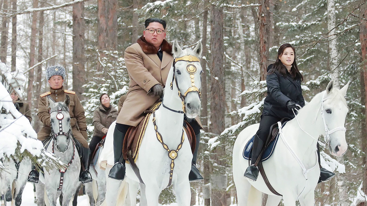 คิม จอง อึน ขี่ม้าขาวขึ้นภูเขาแพ็กตูอีกครั้ง พาภริยา คณะที่ปรึกษามาด้วย