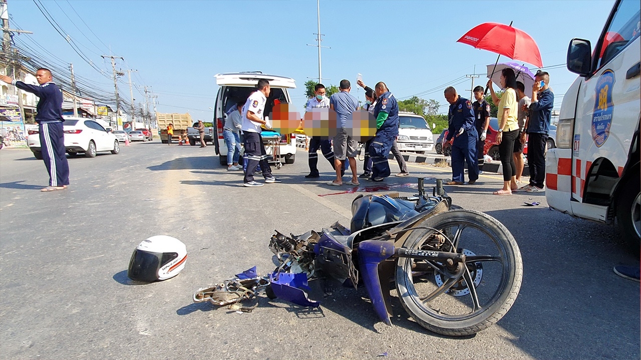 ลุงทหารเรือขี่ จยย.ชนท้ายสิบล้อเจ็บสาหัสที่สัตหีบ กู้ภัยส่ง รพ.ยื้อชีวิต