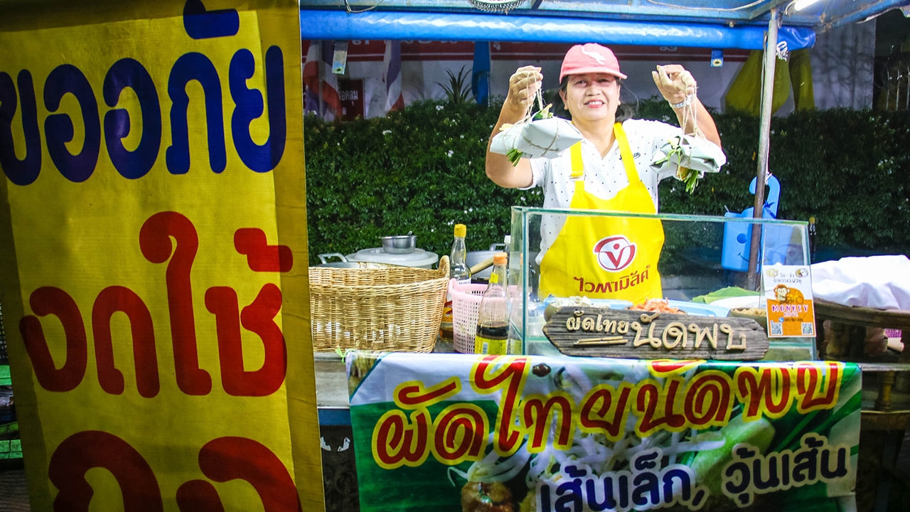 ผัดไทยห่อใบตองนครสวรรค์ ลดใช้ถุงพลาสติก แถมดูเรโทรย้อนยุคเก๋ไก๋