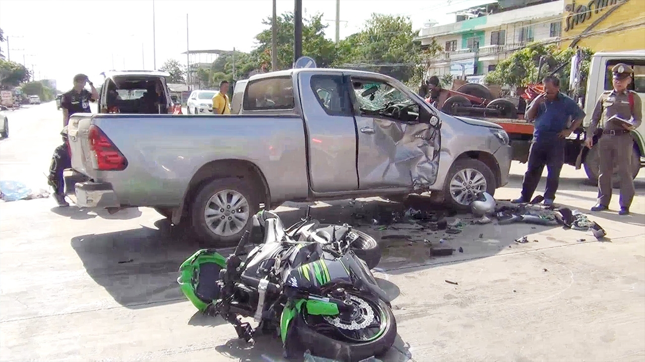 หนุ่มลำปางชะตาขาด ขี่จยย.ชนกระบะกำลังยูเทิร์น ตายคาที่ 1 เจ็บสาหัสอีก 1