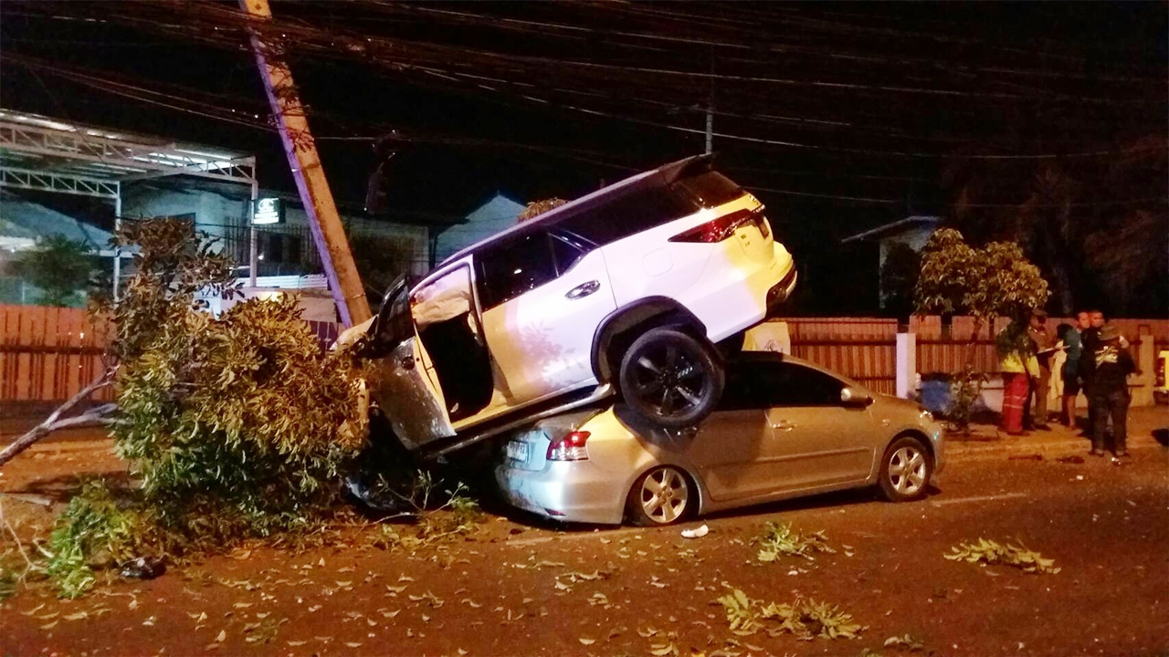 ฟอร์จูนเนอร์แหกโค้งชนกระจุยก่อนไปทับวีออส ที่จอดข้างถนนที่บางแสน