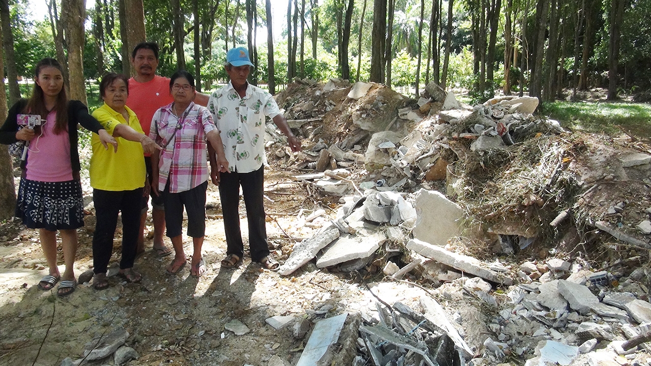 ฮือขับไล่เจ้าอาวาส นำรถแบคโฮไถเจดีย์กระดูกบรรพบุรุษ อ้างทำที่เที่ยว