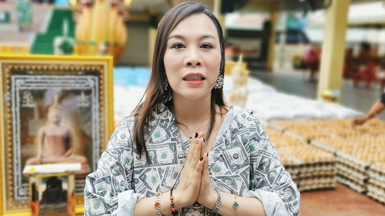 นักธุรกิจสาวจีน บินมาแก้บน "หลวงพ่อสมหวัง" หลังขอพรการค้ารุ่งเรือง ร่ำรวย