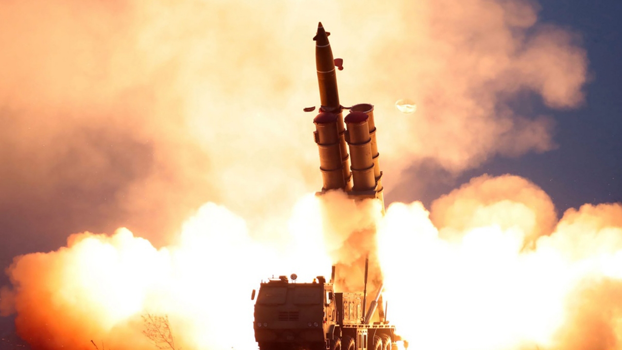 คิมปลื้ม ทดสอบเครื่องยิงจรวดล่าสุด รัวมิสไซล์ 2 ลูกห่างกันแค่ 30 วิ