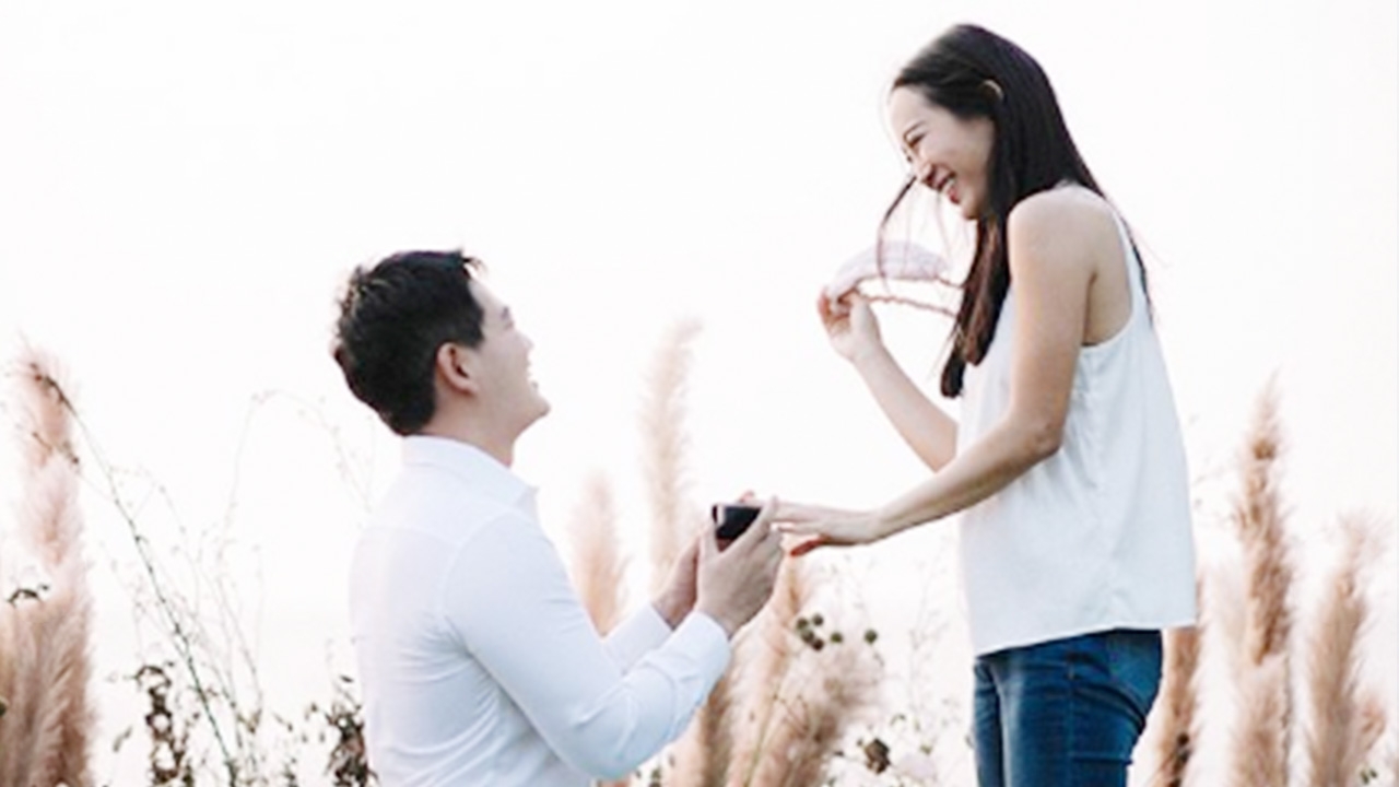 วีเจจ๋า ตื้นตันจนไม่มีคำบรรยาย ตุ๊ ธนานันต์ คุกเข่าขอแต่งงานโรแมนติก