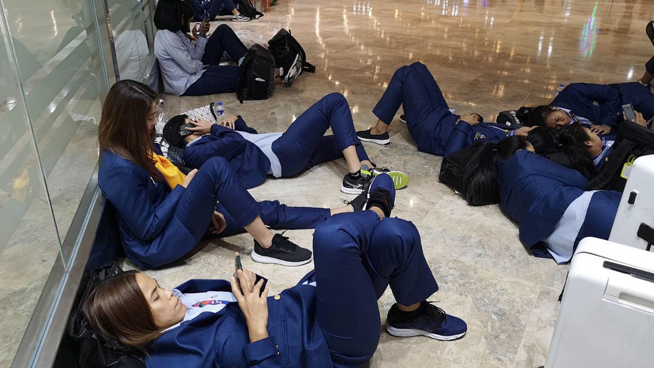 ทำกันได้ เผยภาพ “ลูกยางสาวไทย” ต้องนอนรอที่สนามบิน 3 ชม.