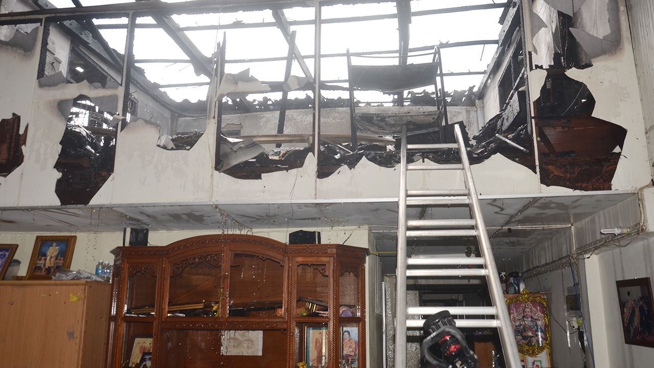 ย่างสดอดีตครูฯ จนตาย ขณะพยายามดับไฟไหม้บ้านที่ตรัง คาดไฟฟ้าลัดวงจร