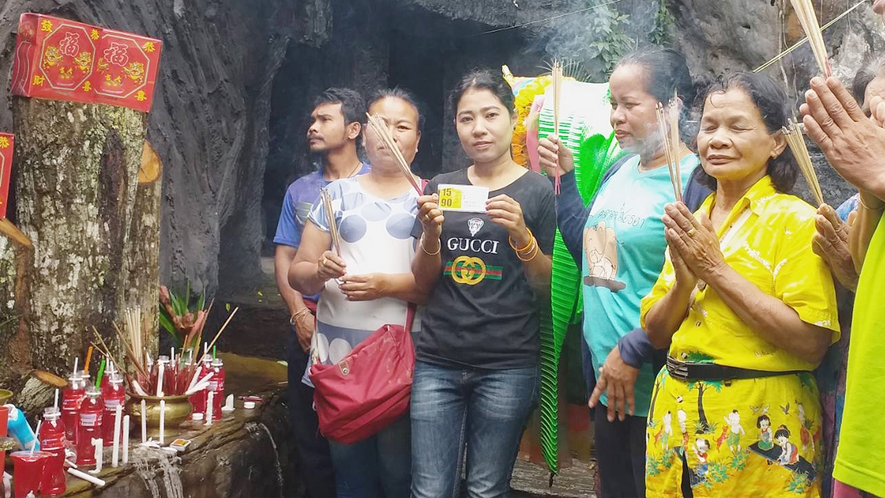 ขอโชคสิ่งศักดิ์สิทธิ์วัดเขาพระทอง ฝันเห็น 13 ซื้อ 013 ถูกเลยรับ 6 หมื่น