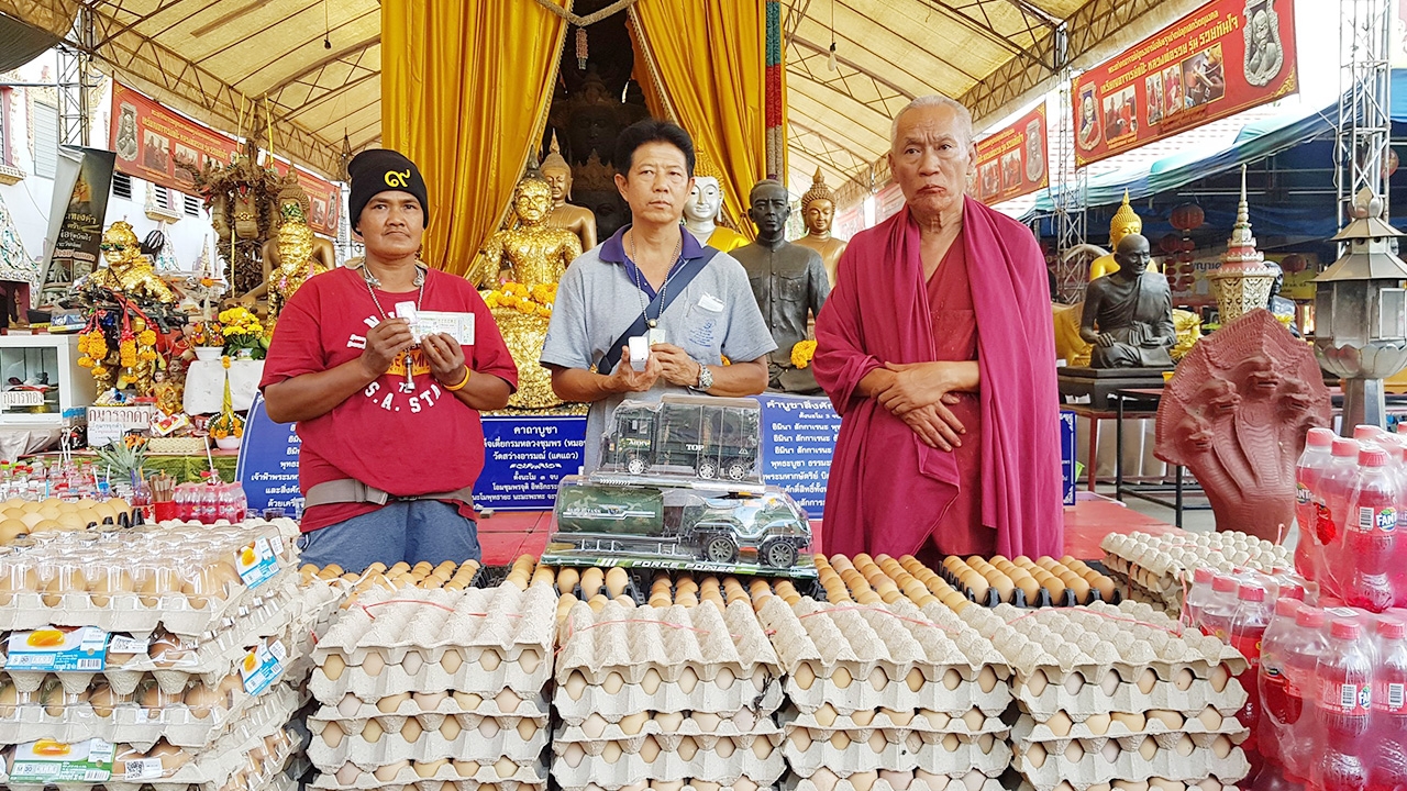 คนถูกหวยยิ้มหวาน แก้บน กุมารจุกดำ พระเงินพระทอง วัดสว่างอารมณ์