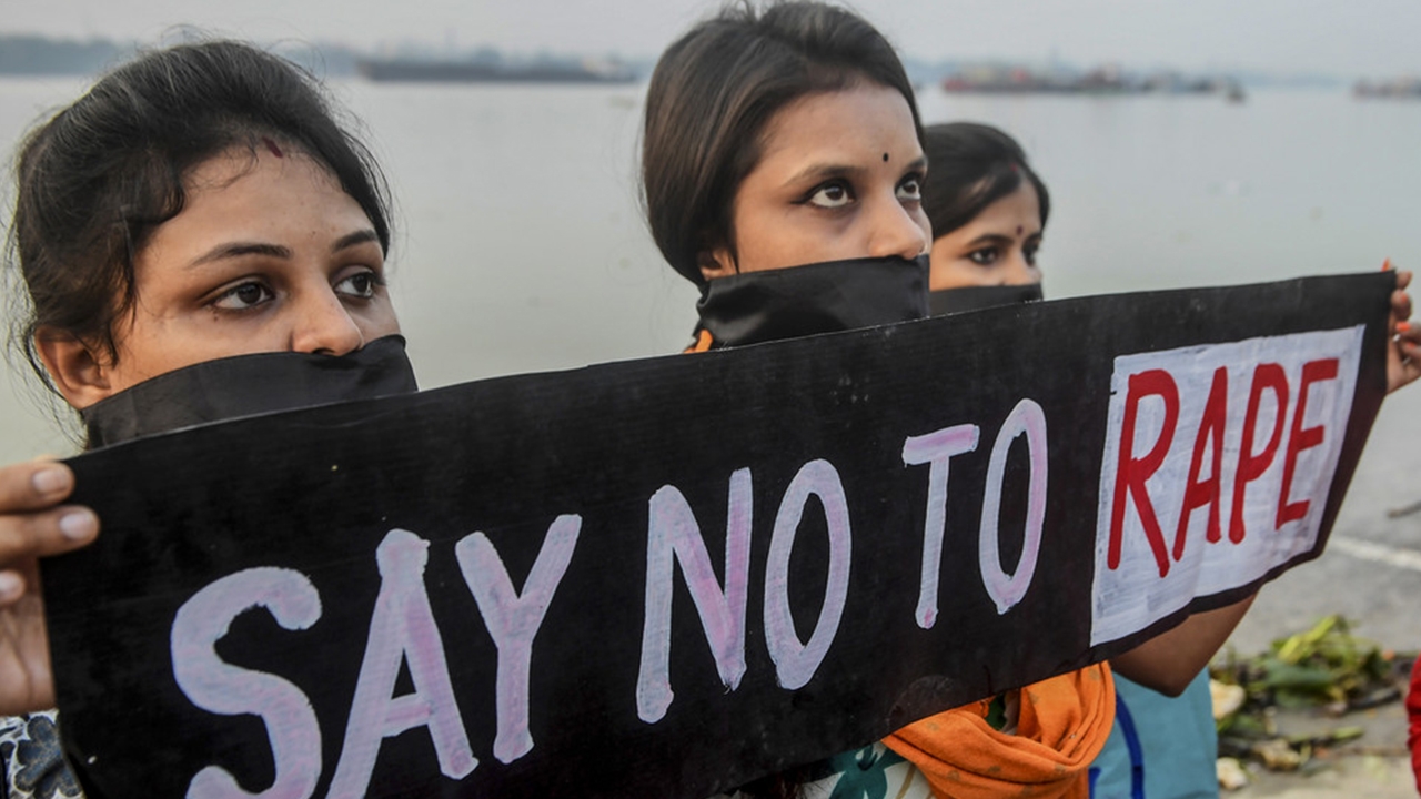 ไอ้หื่นพยายามข่มขืนเด็ก 4 ขวบ เจอชาวบ้านรุมกระทืบ-แก้ผ้าแห่ประจาน