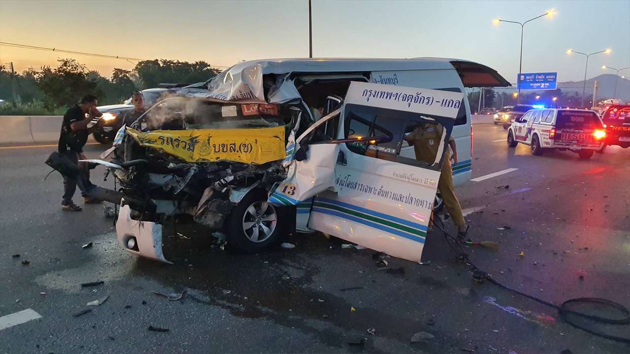 นร.ม.5 เหมารถตู้จากจันทบุรีมา กทม. คาดคนขับหลับในเสยท้ายพ่วงดับ 1 สาหัส 1