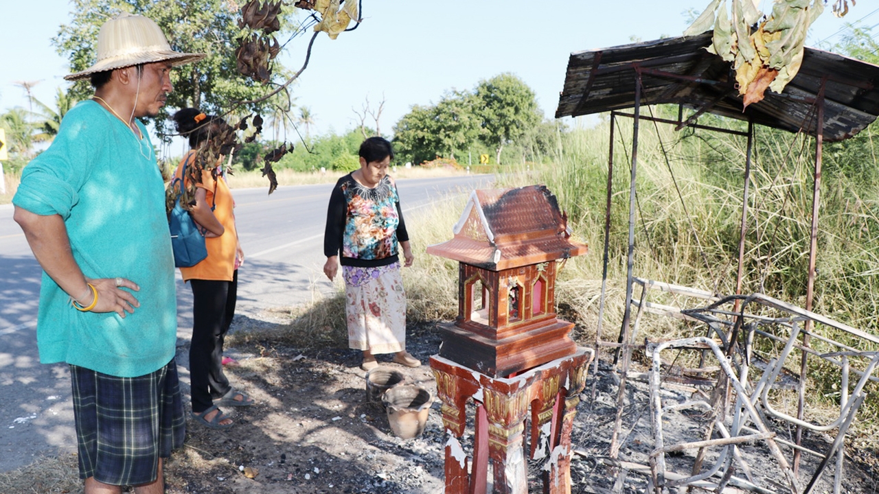 เผาศาลทำไม ชาวบ้านตามหามือดีวางเพลิงศาลต้นงิ้วคู่ คาดอาจให้ "หวย" แม่น