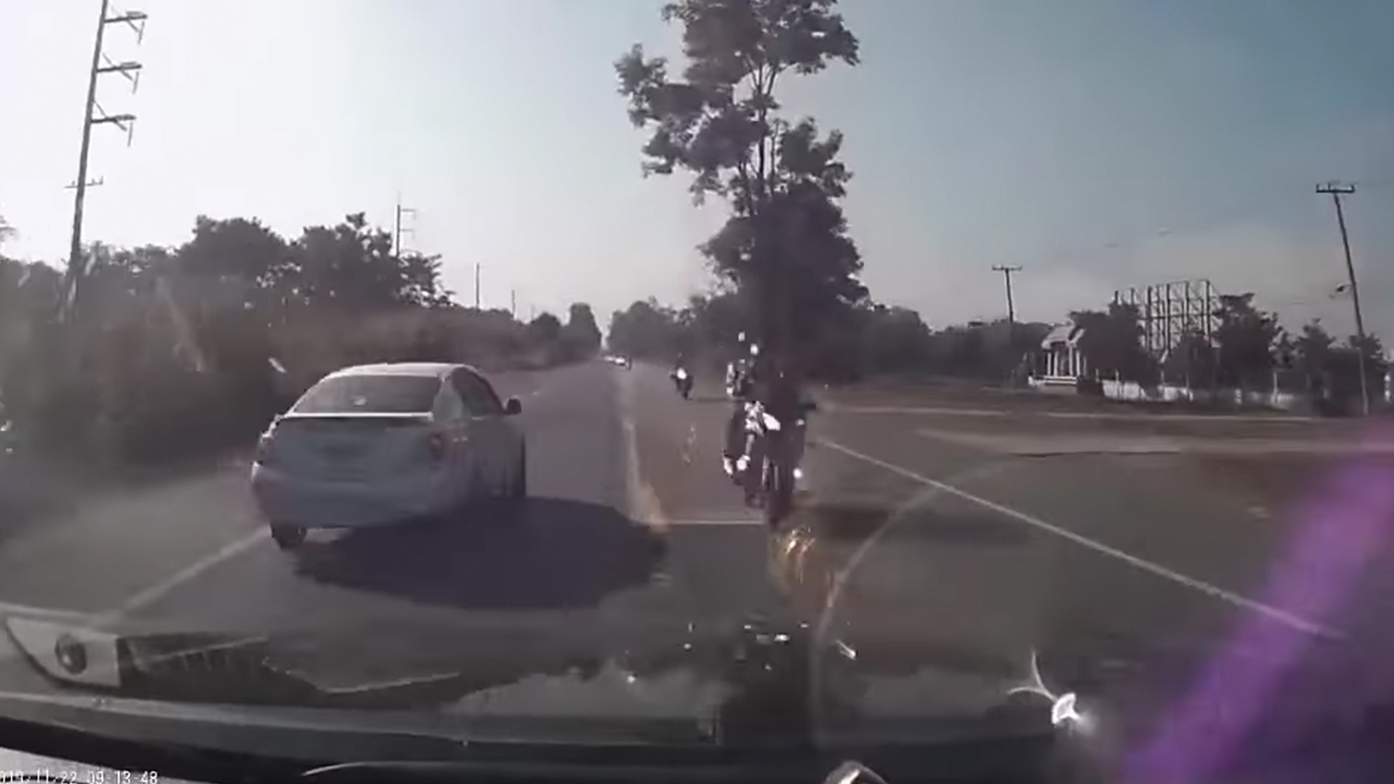 เปิดคลิปนาที ปิกอัพแซงผิดจังหวะ ชนบิ๊กไบค์ นักร้องนำวง FEEL เสียชีวิต