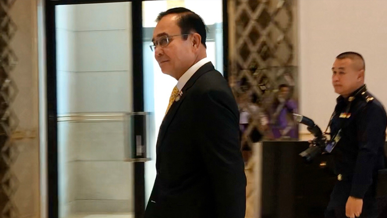 "บิ๊กตู่" ยิ้มขอบคุณหลังโพลให้คะแนน รบ. ก่อนบินร่วมประชุมอาเซียน