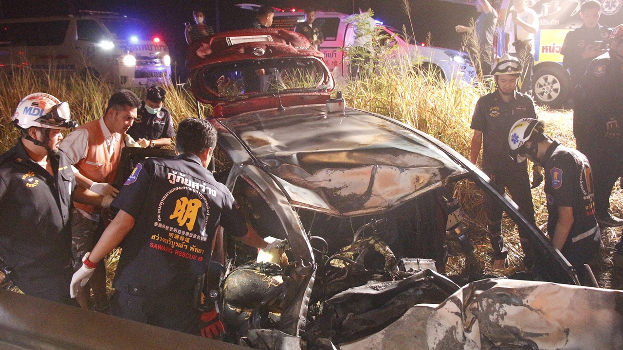 ไฟคลอกเก๋งชนเสาไฟตกร่องกลางถนนดับ 3 เด็ก 5 ขวบรอดหวุดหวิด