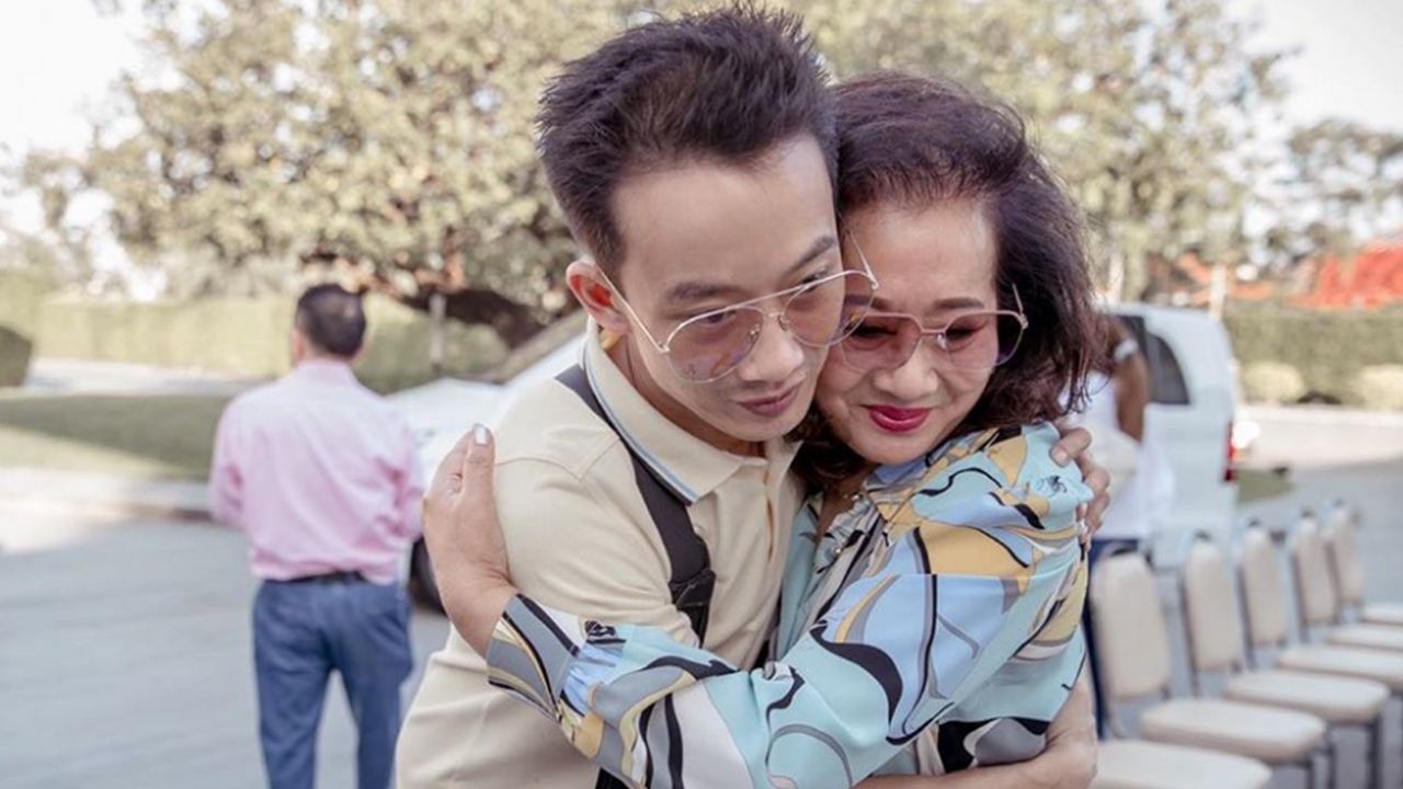 เอม โพสต์ภาพ คุณหญิงพจมานสวมกอด "โอ๊ค" ผ่าน IG บอกเรามีกันและกันเสมอ