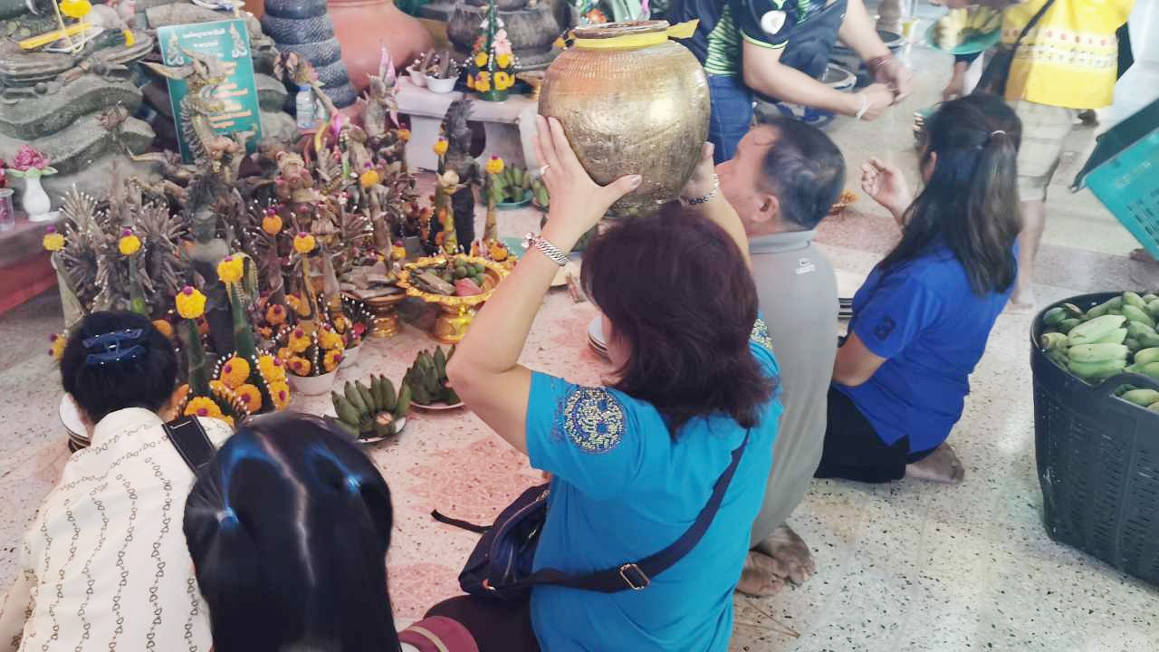 สาธุชนแน่นวัดอาจารย์แป๊ะ รอคิวล้วงไข่ เปิดขุมทรัพย์ "รับเลขเด็ด" 