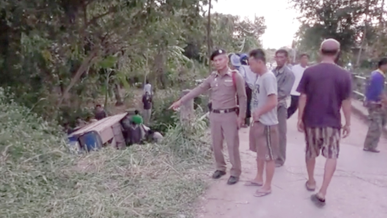 สลด อีแต๋นเบรกแตก หักหลบกระบะ พุ่งตกลำห้วย พลิกคว่ำ ดับ 1 เจ็บ 1