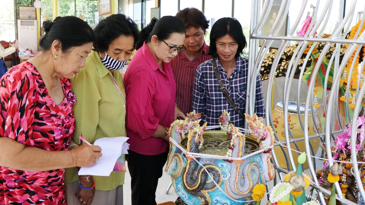 คนดวงดี จ้างรำแก้บน "แม่แก้วเรือนทอง" ให้โชคถูกเพียบ งวดนี้เห็นเลขเด็ดอีก