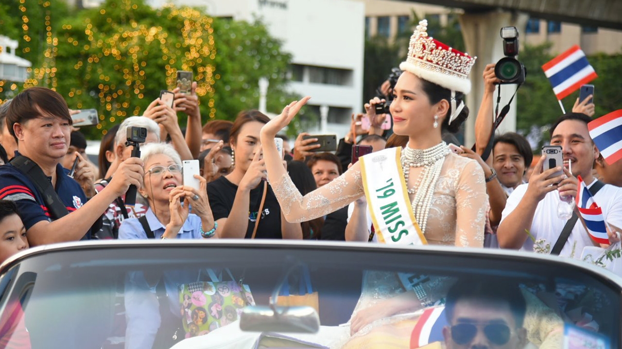 เก็บตกบรรยาแห่ต้อนรับ น้องบิ๊นท์ มิสอินเตอร์ฯ แฟนนางงามต้อนรับล้นหลาม