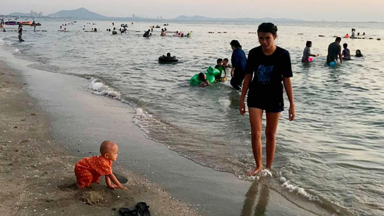 คนแห่เที่ยว "บางแสนน้ำใส" แม่ค้าส้มตำครกแทบแตก ดีใจขายเกลี้ยง