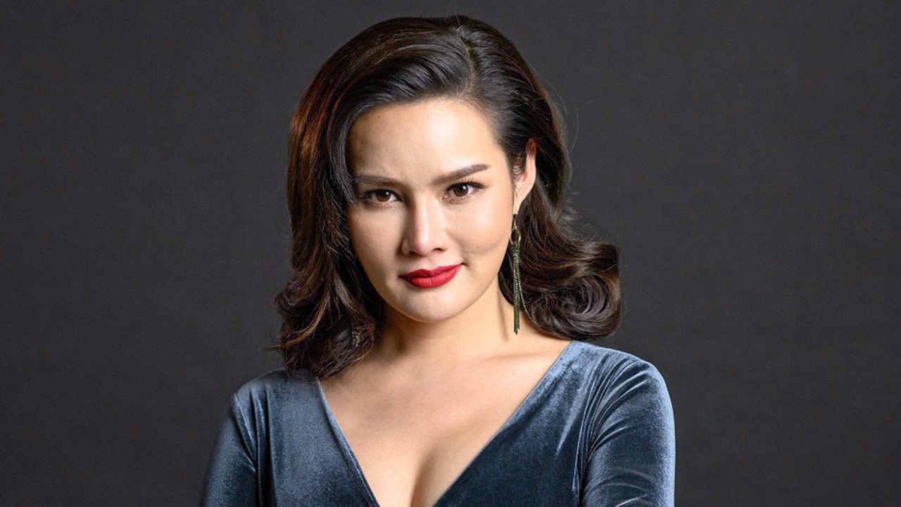 คลื่นรบกวน : หมอดูทำนายจะให้ดีต้องแต่งงานอายุ 37-38 "หญิง-รฐา" บอกปีหน้าอายุ 37 เป๊ะ