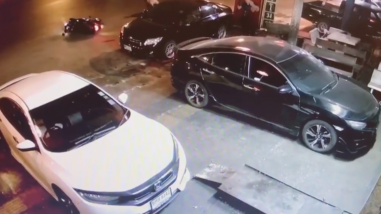 2 โจ๋ขี่ จยย.เลี้ยวยูเทิร์น ล้มแล้วพาล ถีบเก๋งจอดข้างทางระบายอารมณ์ (คลิป)