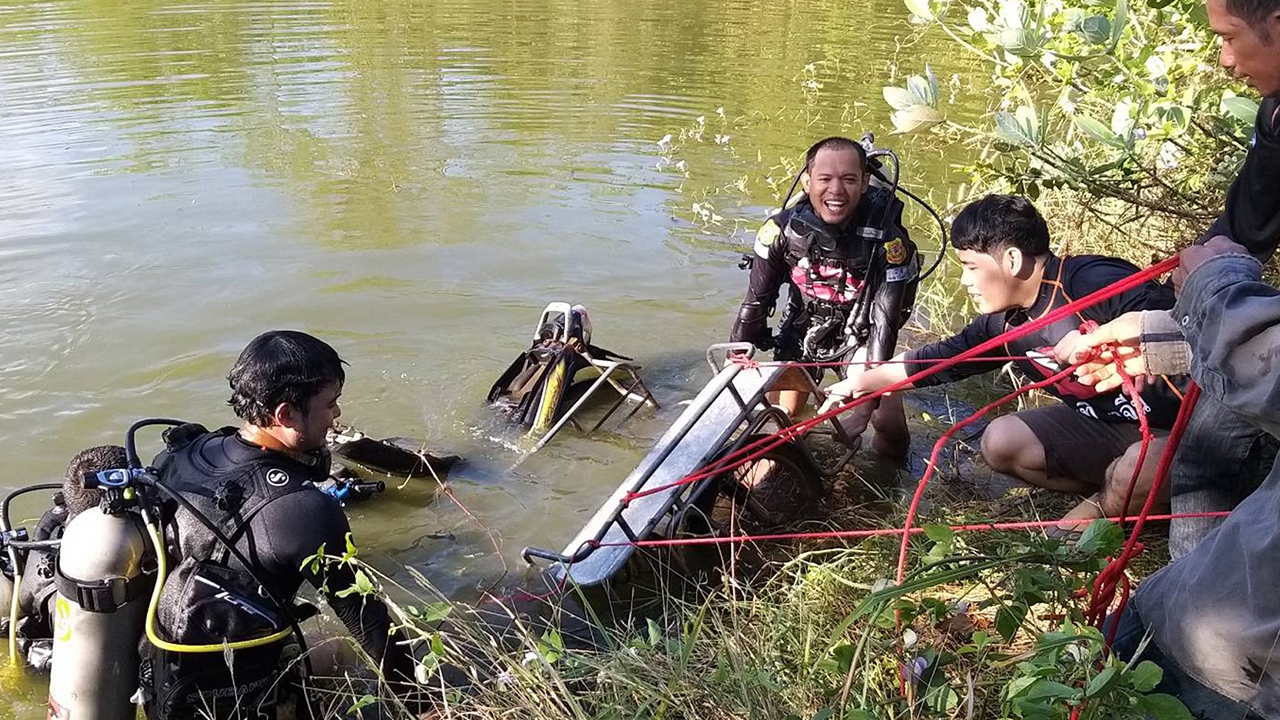 ตาขี่ซาเล้งที่ปราจีนบุรี พลัดตกสระน้ำจมเสียชีวิต คาดลื่นไถลทั้งคนและรถ