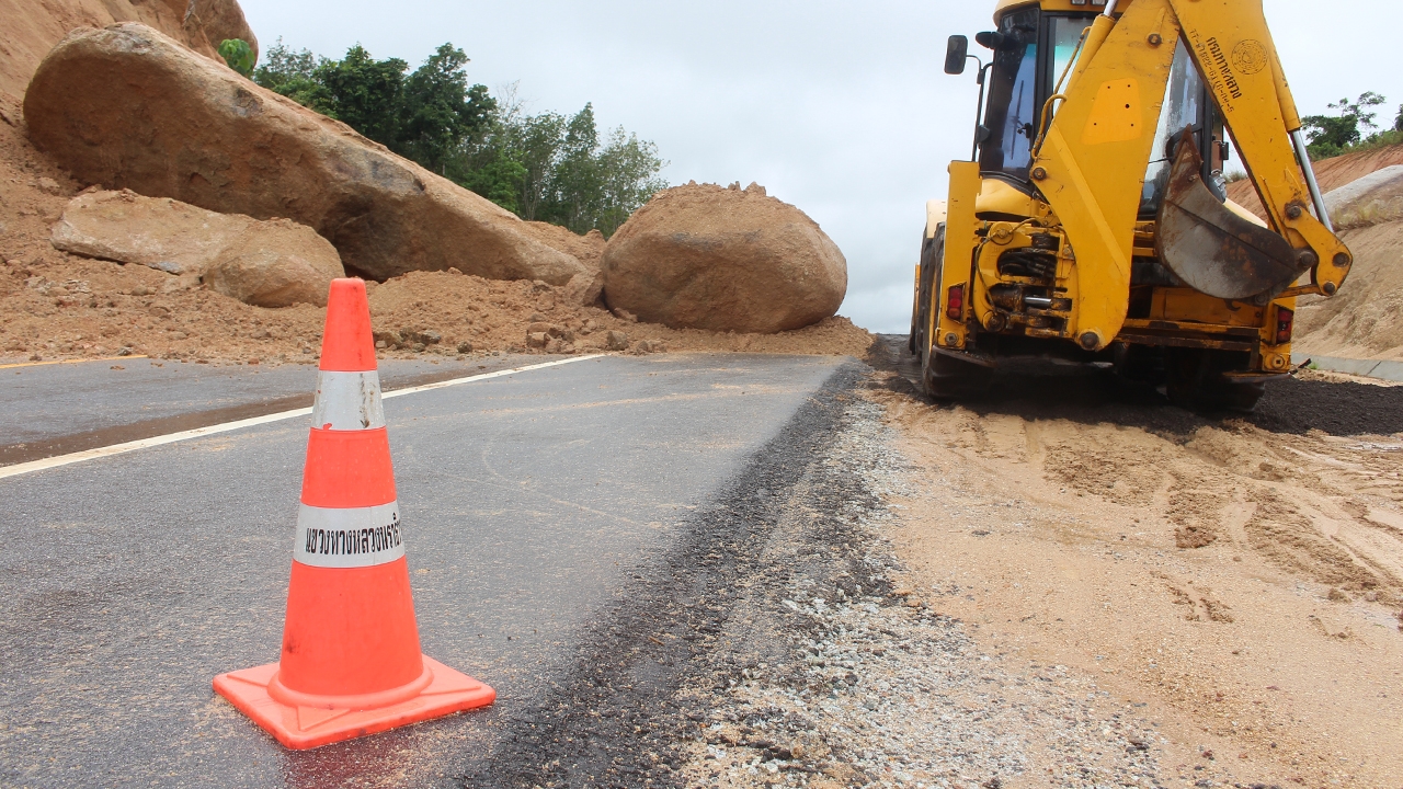 ฝนตกทำหินยักษ์ถล่ม ขวางถนนไปสนามบินนราธิวาส แขวงการทางฯเร่งทำทางเบี่ยง