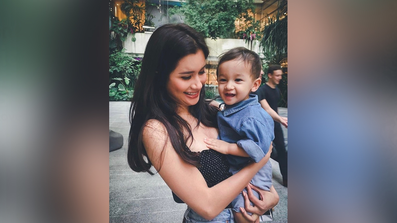เมญ่า โพสต์รูปลูกชายกับปู พร้อมบอก "เด็กคนนี้มันร้าย"