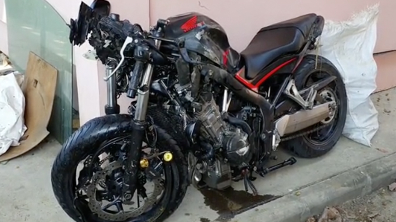 โจ๋ ม.5 เพิ่งได้บิ๊กไบค์ ซิ่งข้ามเลนถูกเก๋งชนดับคาถนนเชียงใหม่