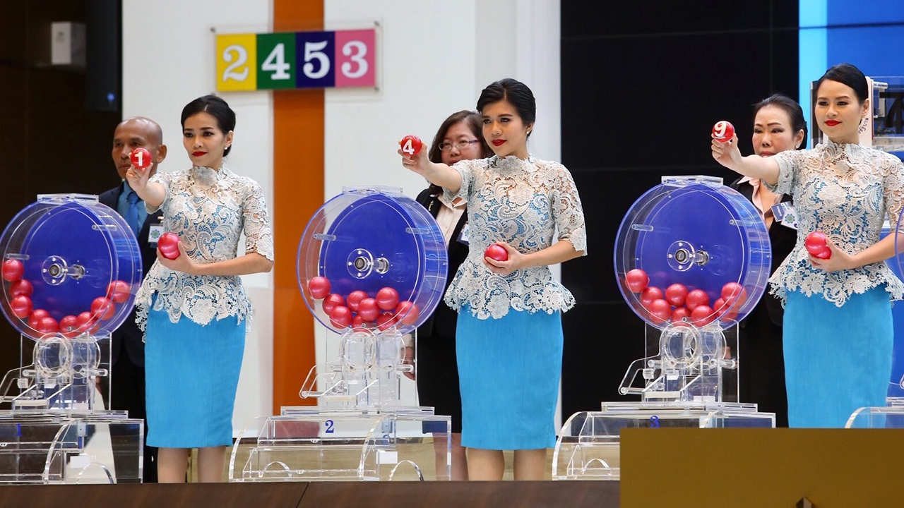 สวัสดีปี 63 ก่อนลาปีหมูทอง คอหวยยิ้ม พาไปส่อง "ลอตเตอรี่" รางวัลที่ 1