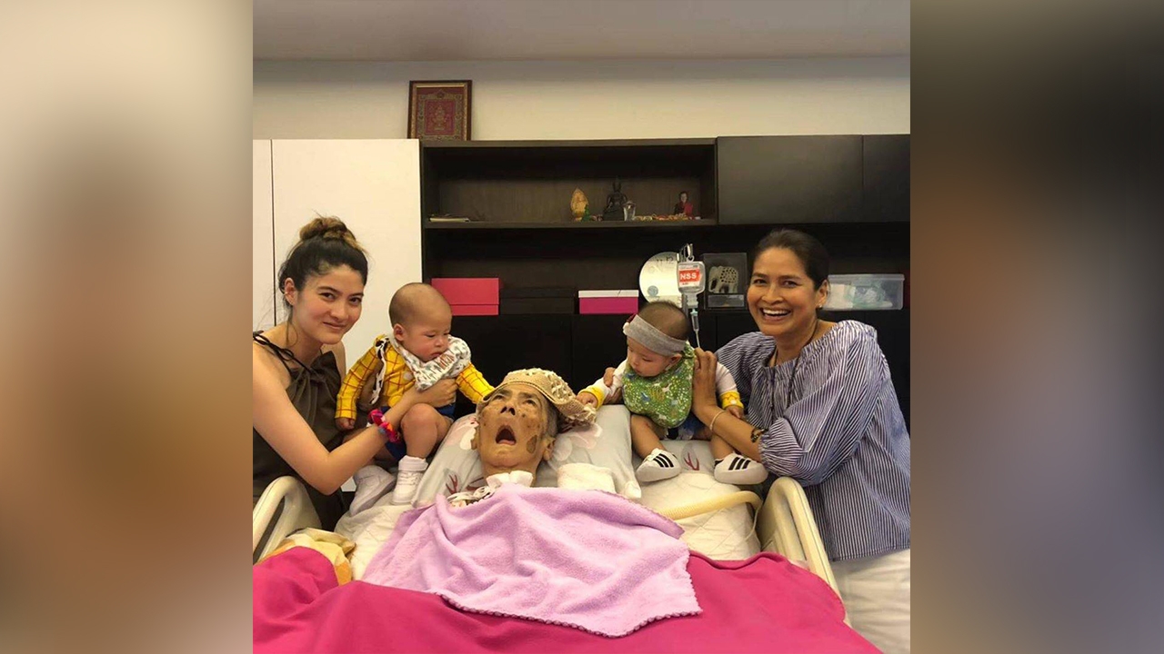 เผยภาพประทับใจ มาร์กี้ พา น้องมีก้า-น้องมีญ่า เยี่ยมคุณยายทวดครั้งแรก