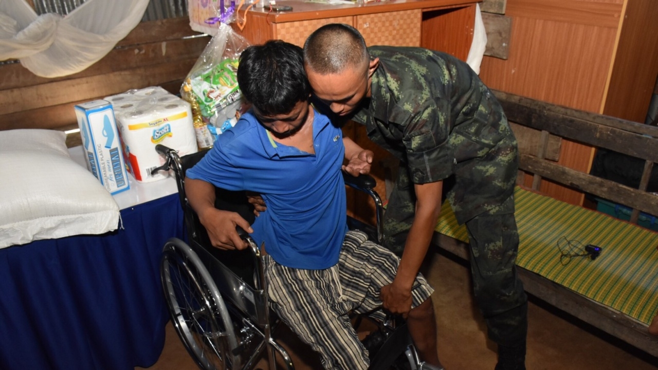 ผบ.ร.111 พัน 2 นำคณะ เยี่ยมครอบครัวทหารเกณฑ์ ตามนโยบาย"บิ๊กแดง" 