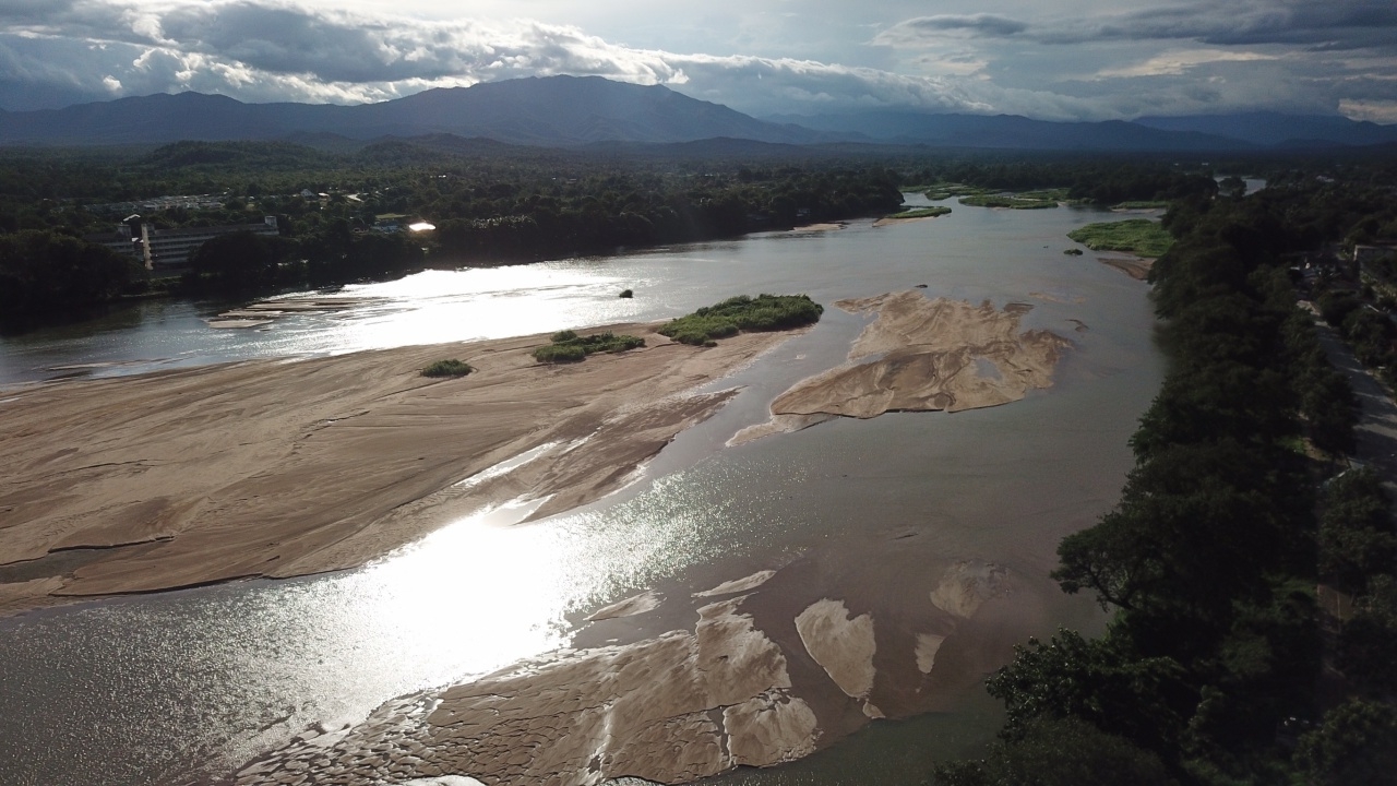ตากแล้งส่อรุนแรง ฝนทิ้งช่วง เขื่อนภูมิพลน้ำลด แม่น้ำปิงแห้งขอดจนเดินได้
