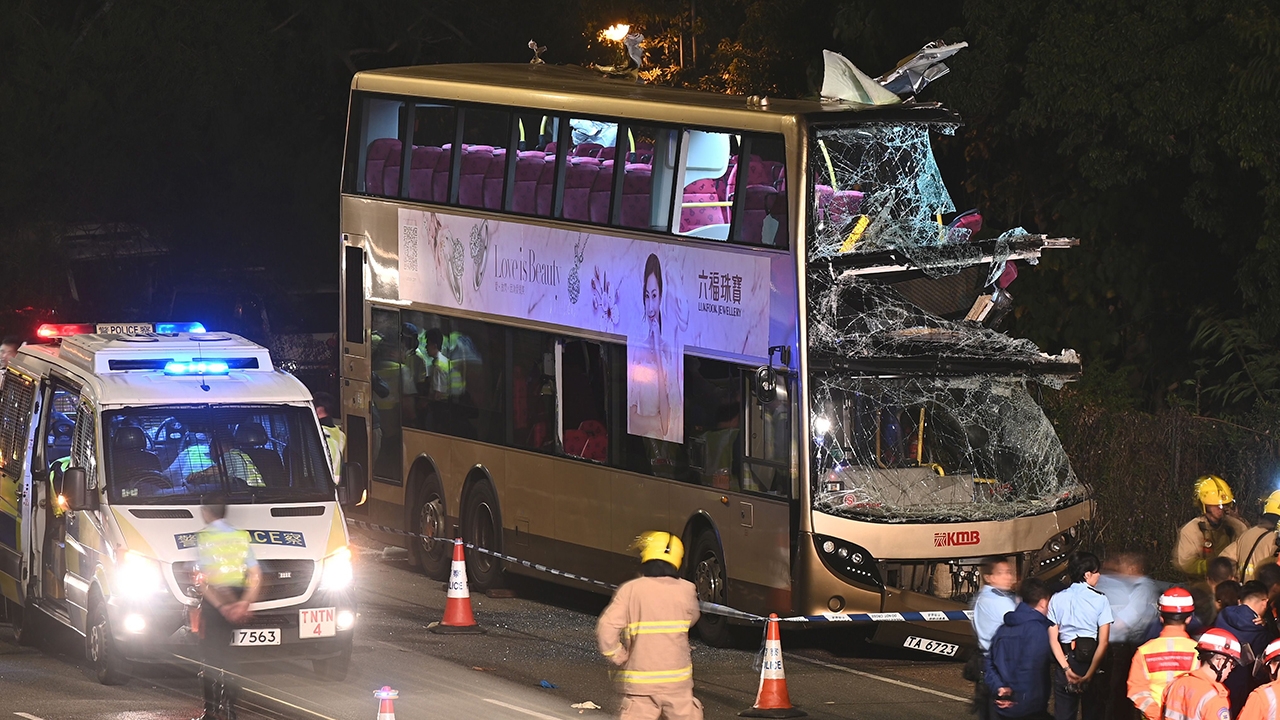 สลด บัสโดยสารฮ่องกงเสียหลักชนต้นไม้รถพังทั้งแถบดับ 6 เจ็บ 40