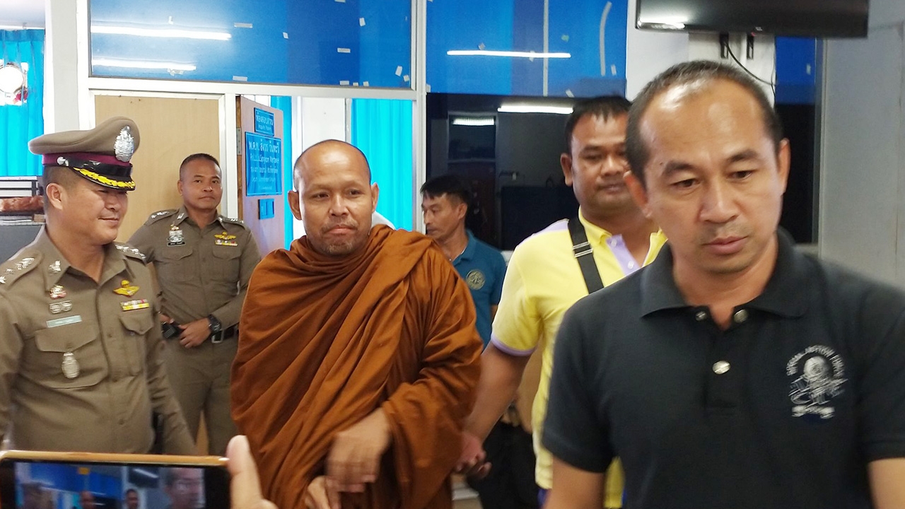 พระศรีสะเกษ มอบตัวคดีคนต่างด้าวสวมบัตร ปชช. ไม่ได้ประกันจับสึกขังคุก