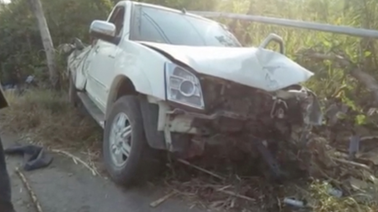 สลดรถกระบะขนคนงานที่อุทัยธานี เจอสุนัขตัดหน้า หักหลบชนเสาไฟฟ้าดับ 6 เจ็บ 7