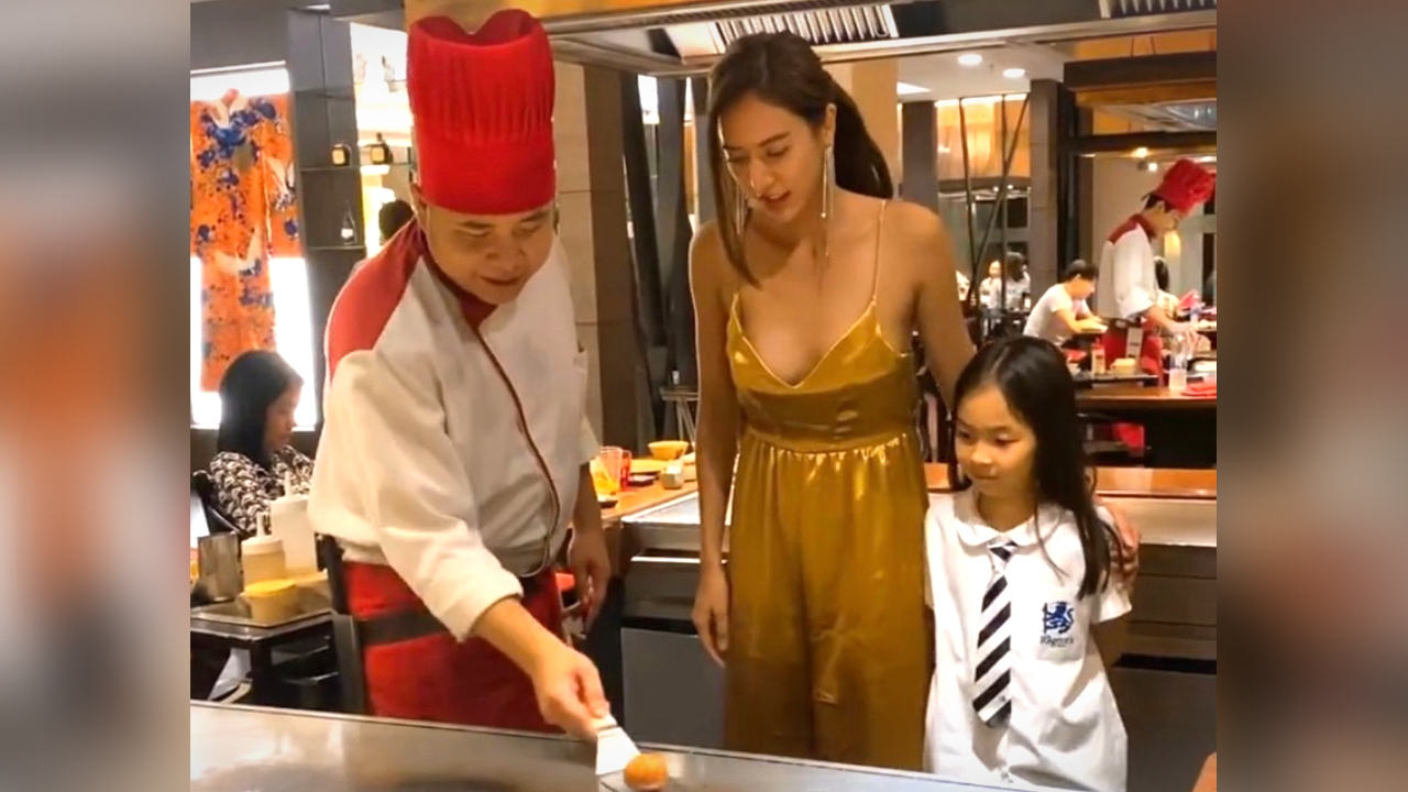 โอ๊ย โฟกัสผิดจุด ดูเพลินๆ ไปเลย น้ำหวาน เดอะเฟซ โชว์ลีลาการโยนไข่ (คลิป)