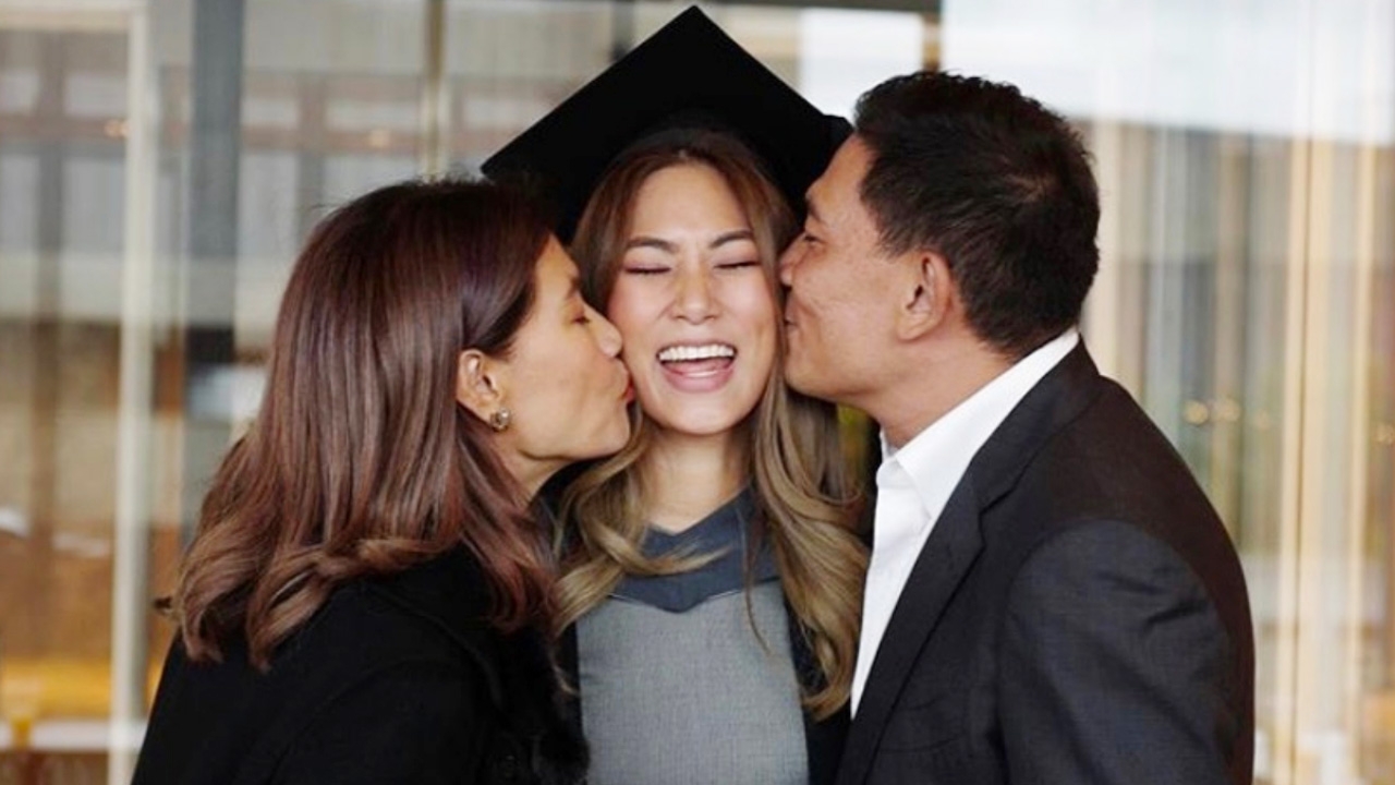 พ่อเอ๋-แม่ตู่ ยิ้มหน้าบาน เพลง ชนม์ทิดา เรียนจบปริญญาโทที่อังกฤษ